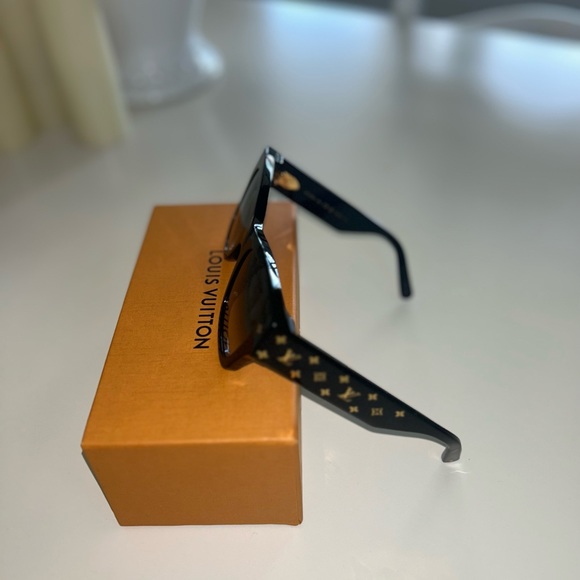 Louis Vuitton Rendezvous Cat a eye Sunglasses - Picture 8 of 14
